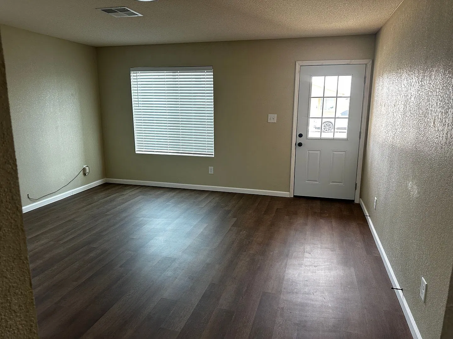 Remodeled 4 bedroom For Rent — Photo 3