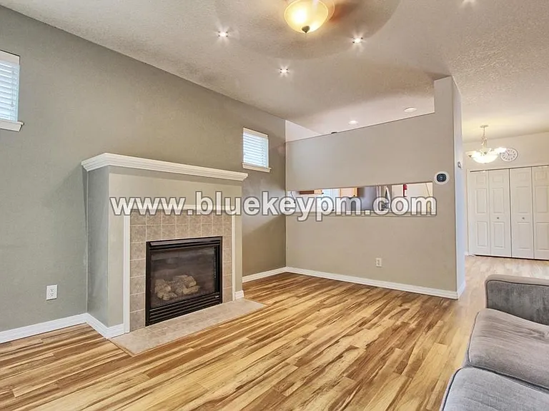 985 SE Tamango St — Photo 4