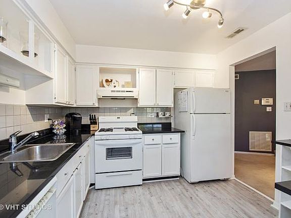 4th image of 1722 Lakecliffe Dr APT C
