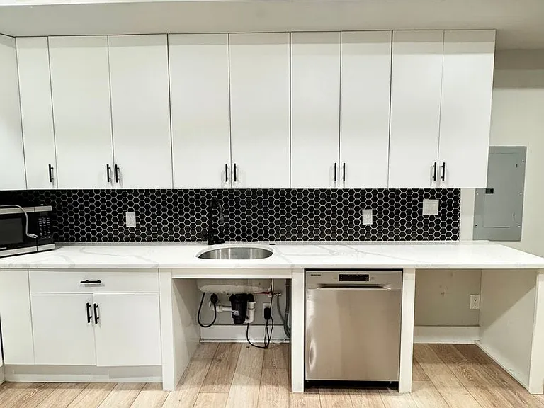 Gorgeous New Diamond St Construction Boasting Luxury Finishes — Photo 29