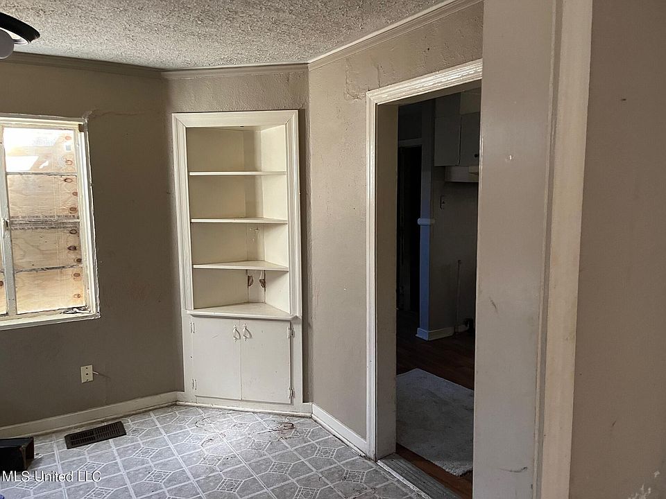 2nd image of 775 Launcelot Rd