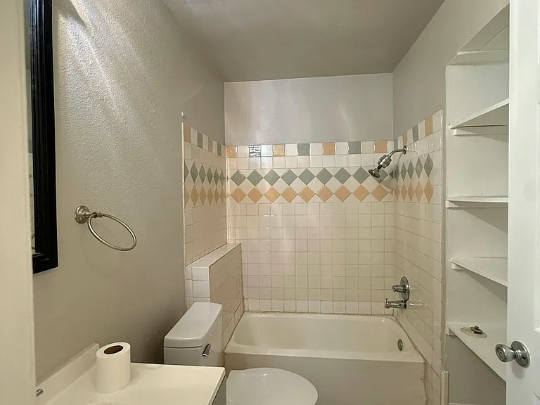 1690 Hofheinz St #B1 — Photo 6