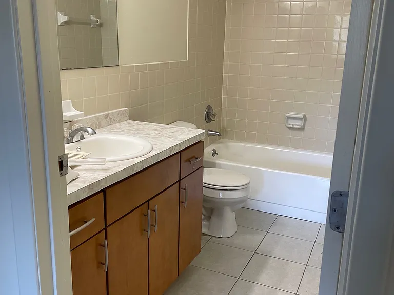 Grandin Club Apartments — Photo 8