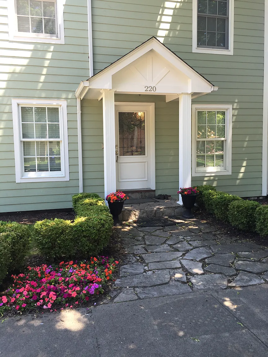 220 Hickory St photo 1