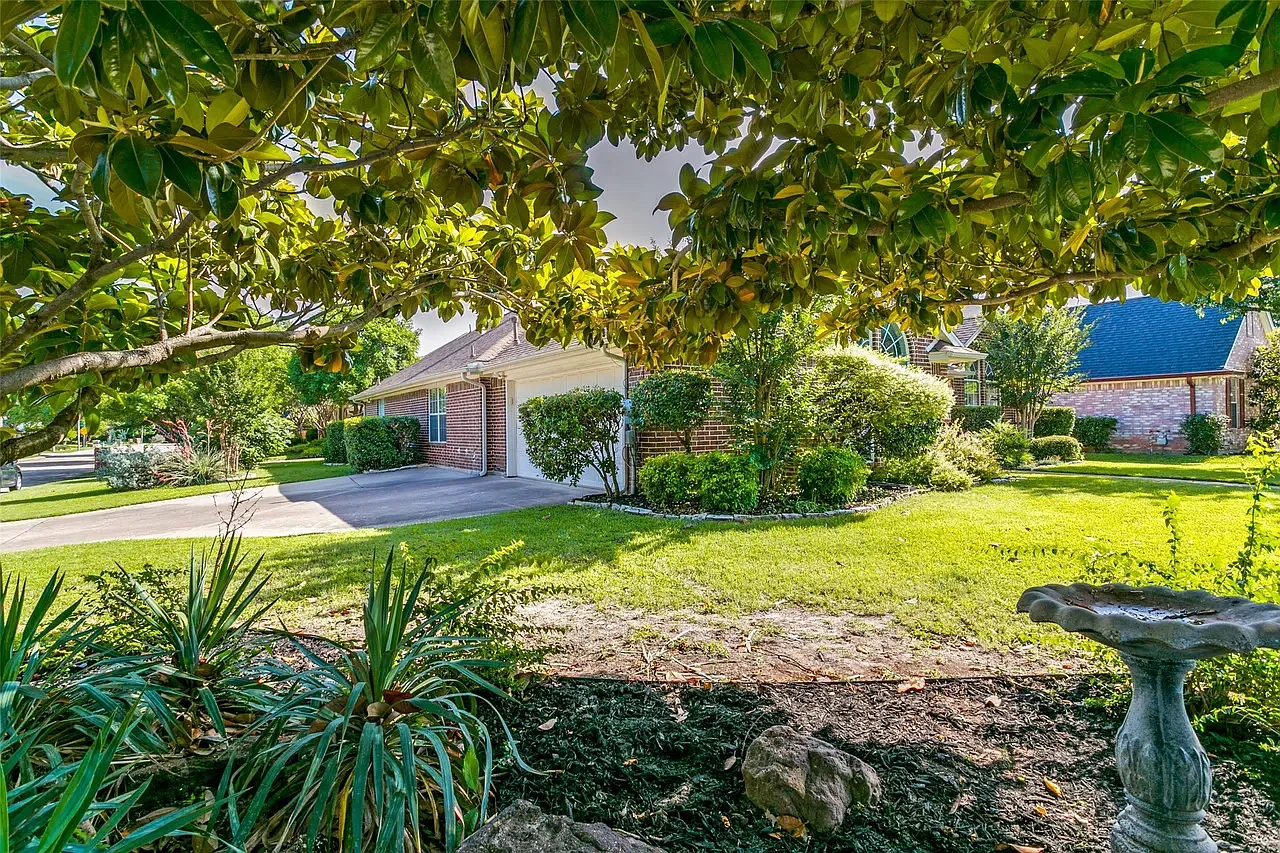 4 bed, 2077 sqft, $3,200 — Photo 3