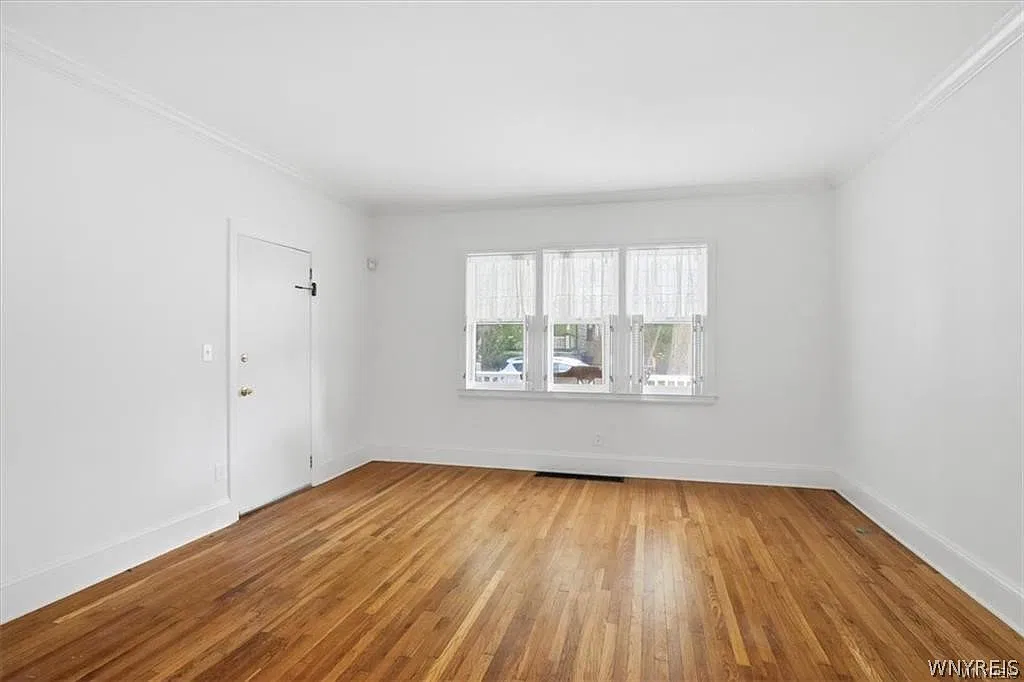 1 bed, 1.0 bath, 2323 sqft, $1,300 — Photo 2