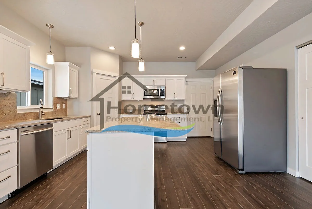 3 bed, 2.5 bath, 1808 sqft, $2,440 — Photo 3