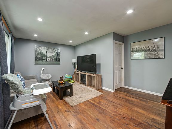 4th image of 112 Green Ln