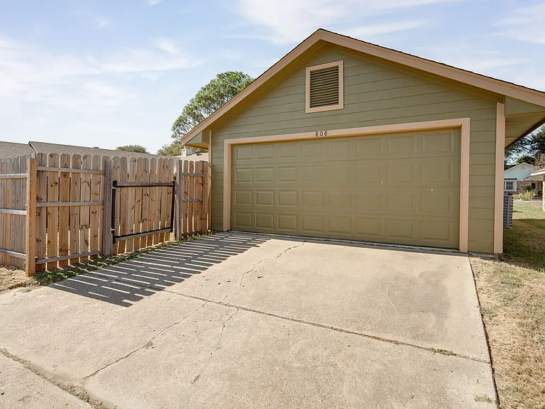 808 Camellia Ct — Photo 17