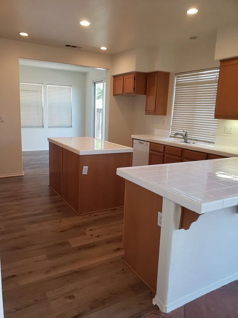 Beautiful 4 Bedroom 3 Bath — Photo 4