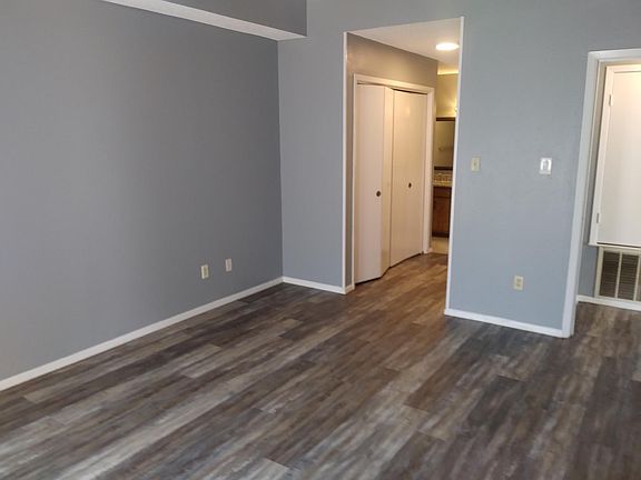 5th image of 630 Hunters Glen St