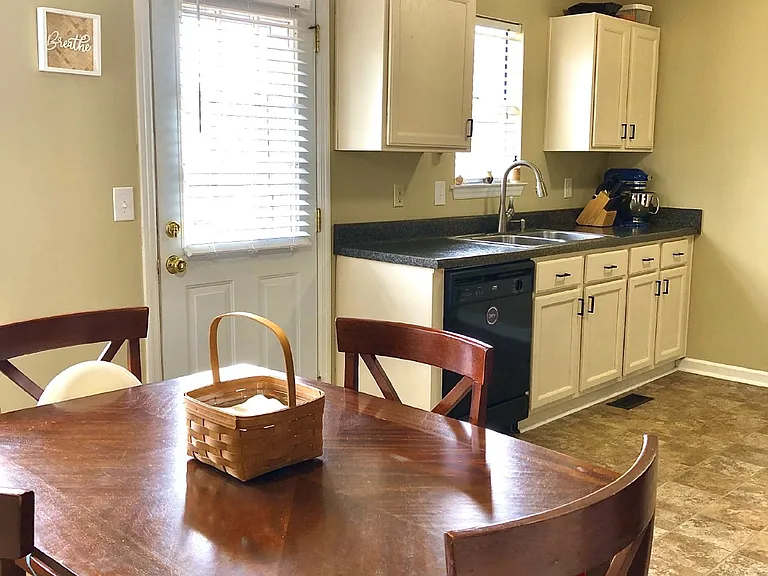 108 Edgehill Ln — Photo 3