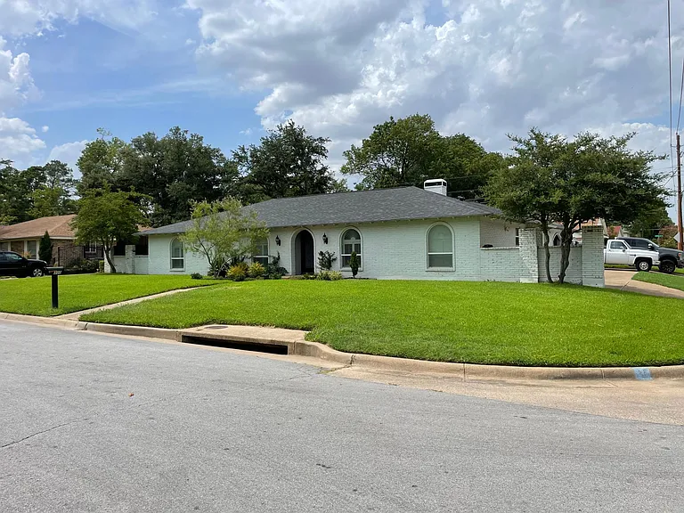 300 Circleview Dr S — Photo 2