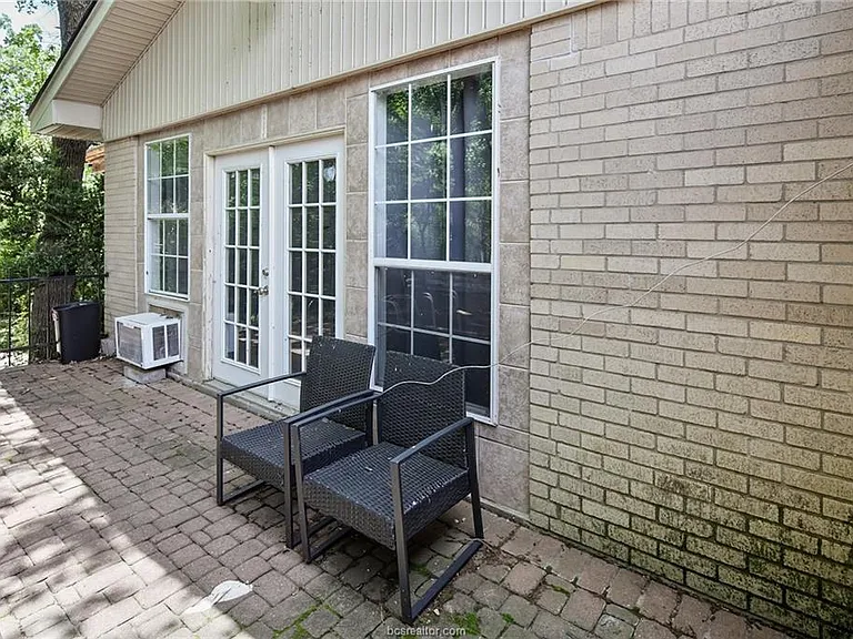 305 Brookside Dr W — Photo 34