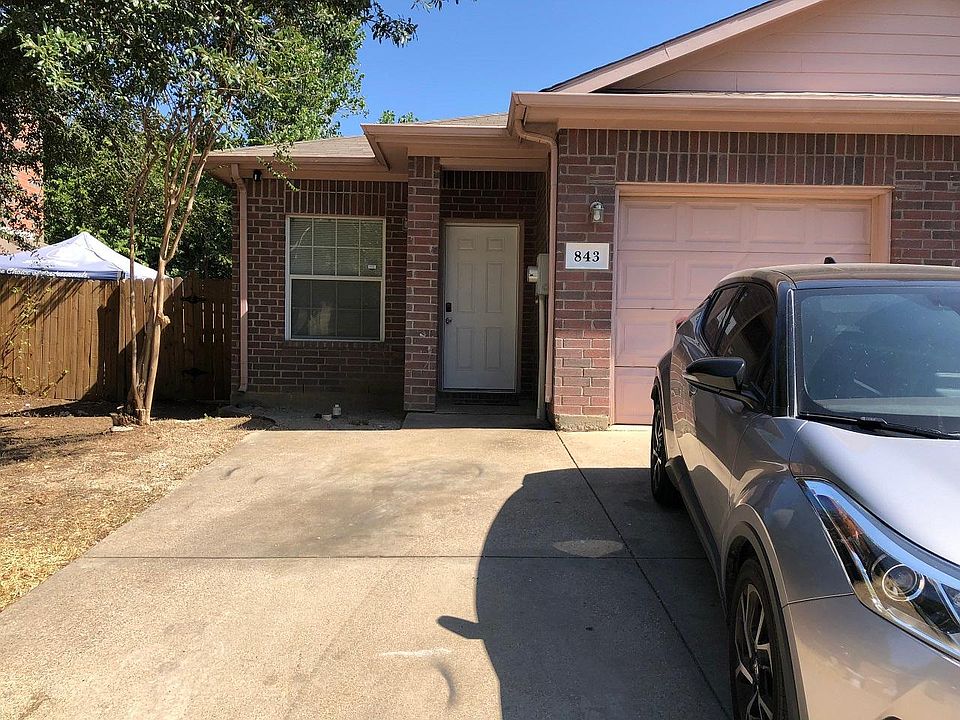 Front view/entrance, a car garage.