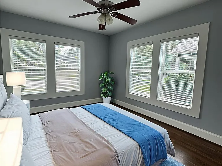 1011 E 6th 1/2 St #1 — Photo 3