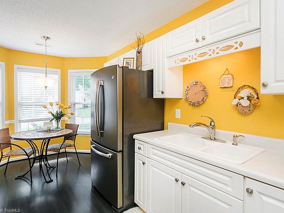 3rd image of 31 Mansfield Cir