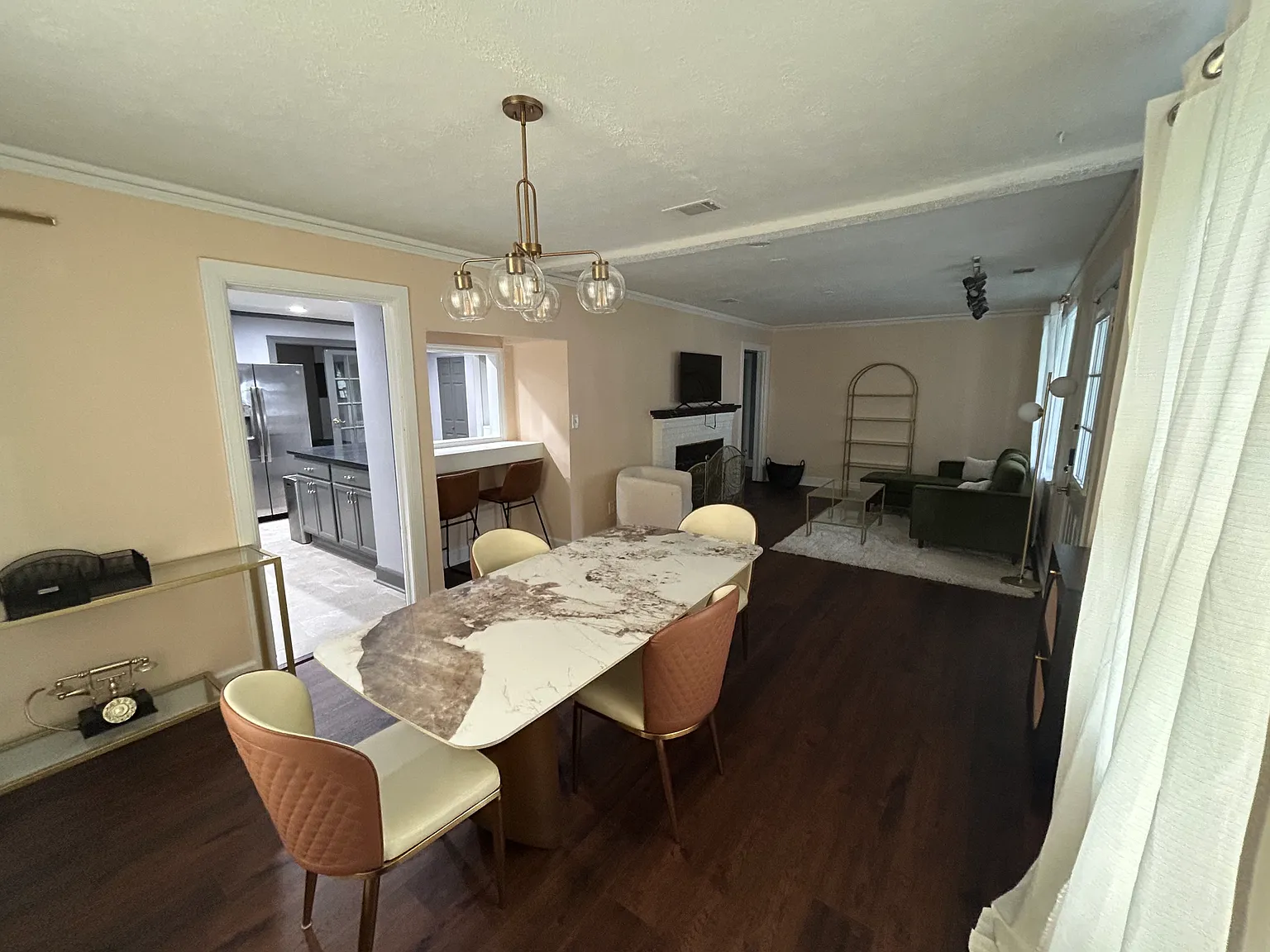 4 bed, 2.5 bath, 2184 sqft, $3,900 — Photo 3