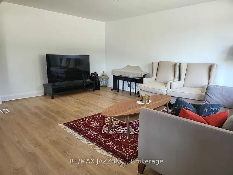 382 Elmridge St — Photo 5
