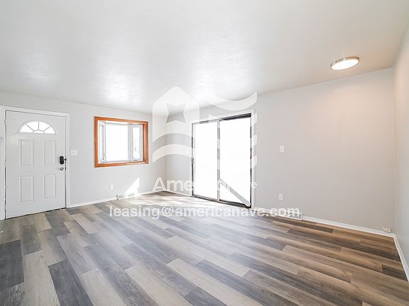 1669553_004_living_room_14315430.jpg
