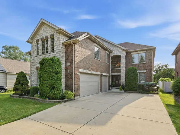 2272 Eastview Dr, Des Plaines, IL 60018