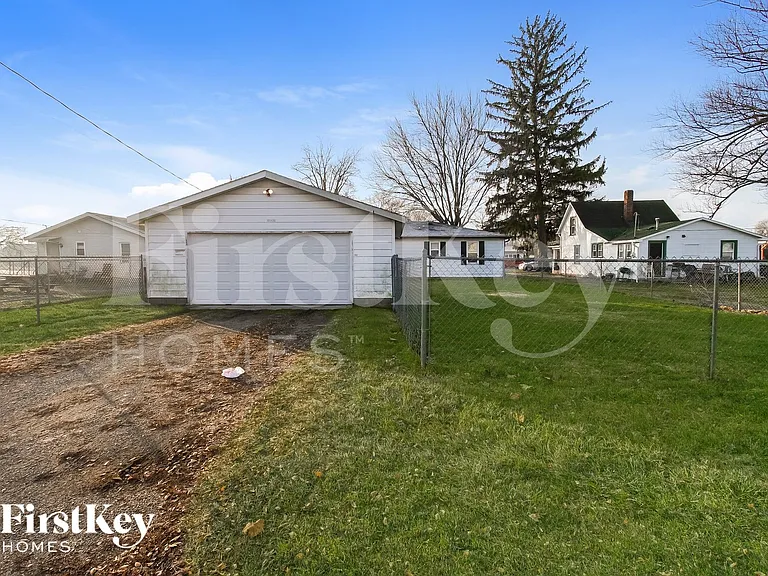 1032 E 3rd St — Photo 14