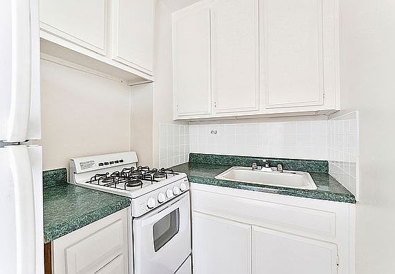 4th image of 220 E 57th St APT 8B