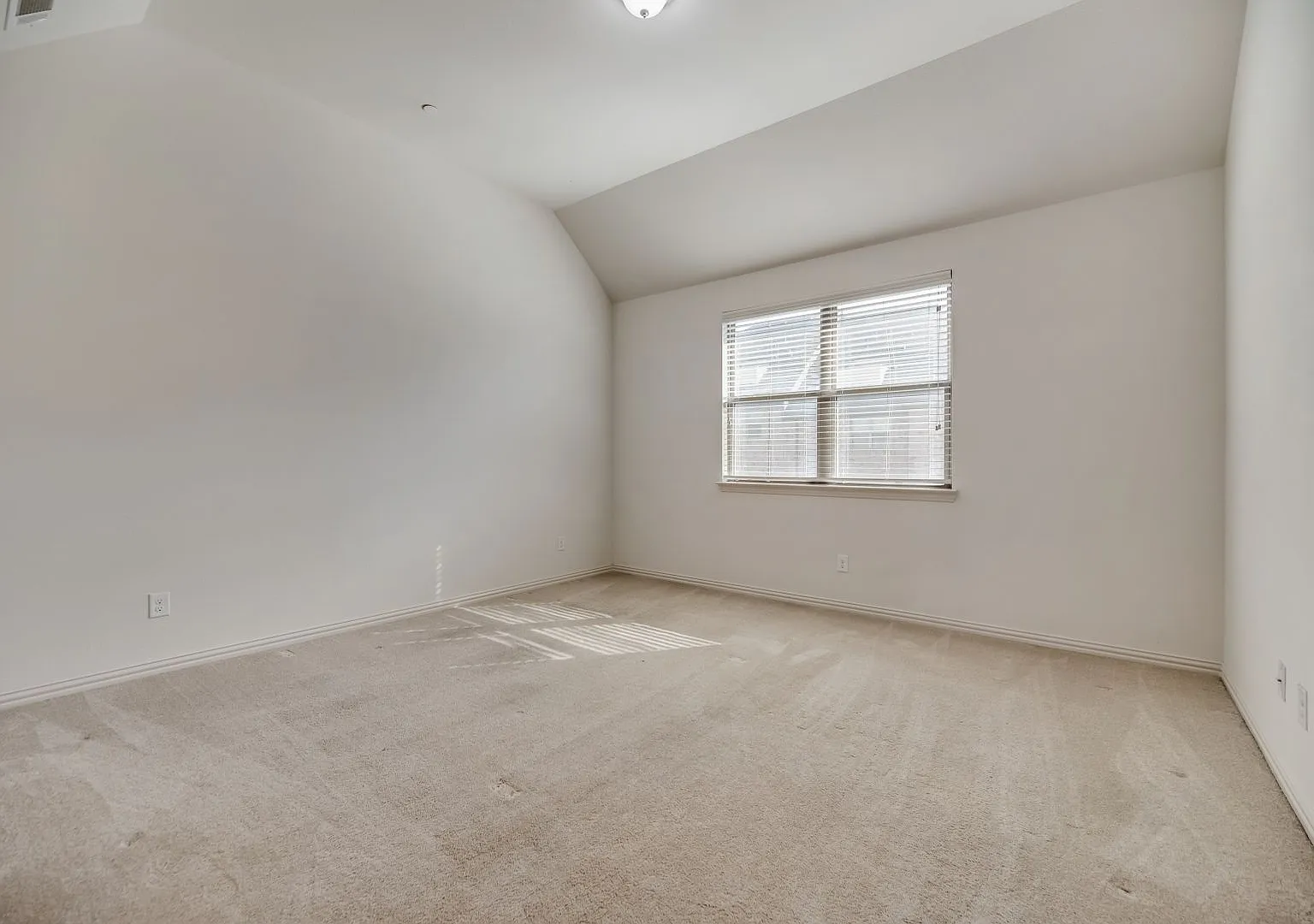 Beautiful Like New Townhome in Mckinney! — Photo 2