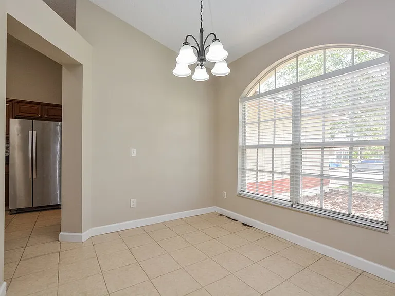 1306 Silverthorn Dr — Photo 5