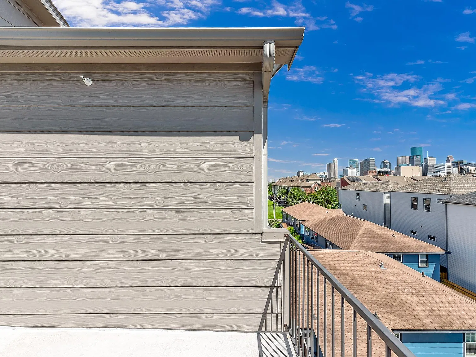3 bed, 2.5 bath, 2412 sqft, $2,625 — Photo 3