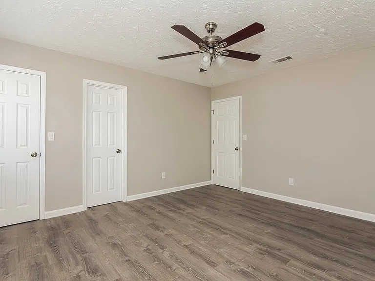 915 Walnut Creek Ln — Photo 8