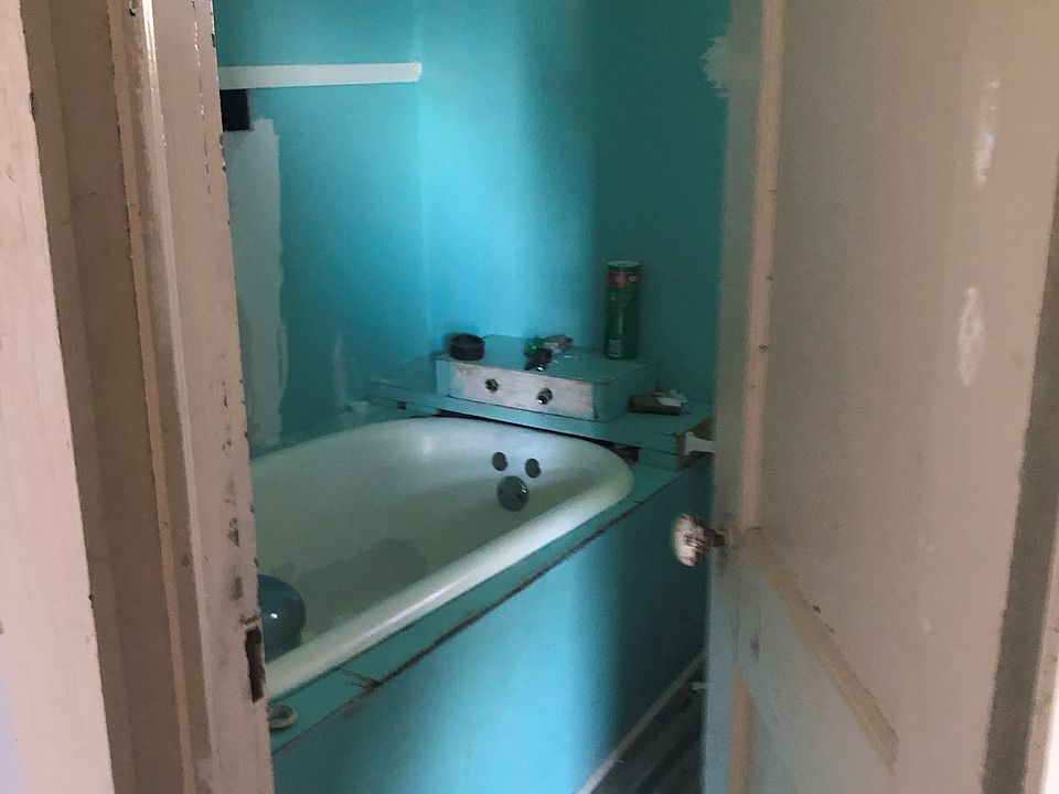 2nd image of 915 W 3rd St