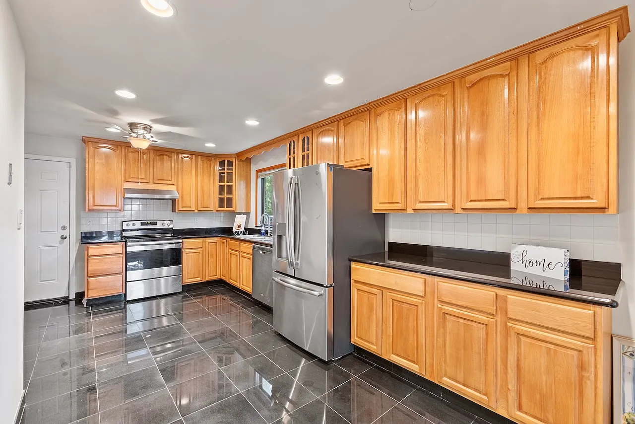 5 bed, 2070 sqft, $4,850 — Photo 3