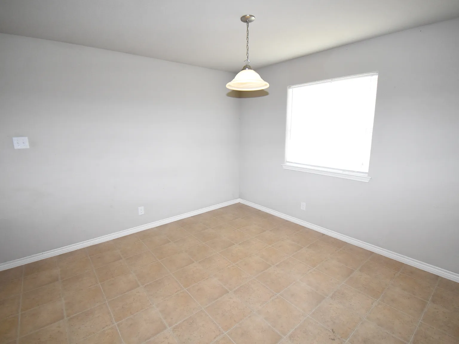 5 bed, 2.5 bath, 2074 sqft, $2,000 — Photo 4