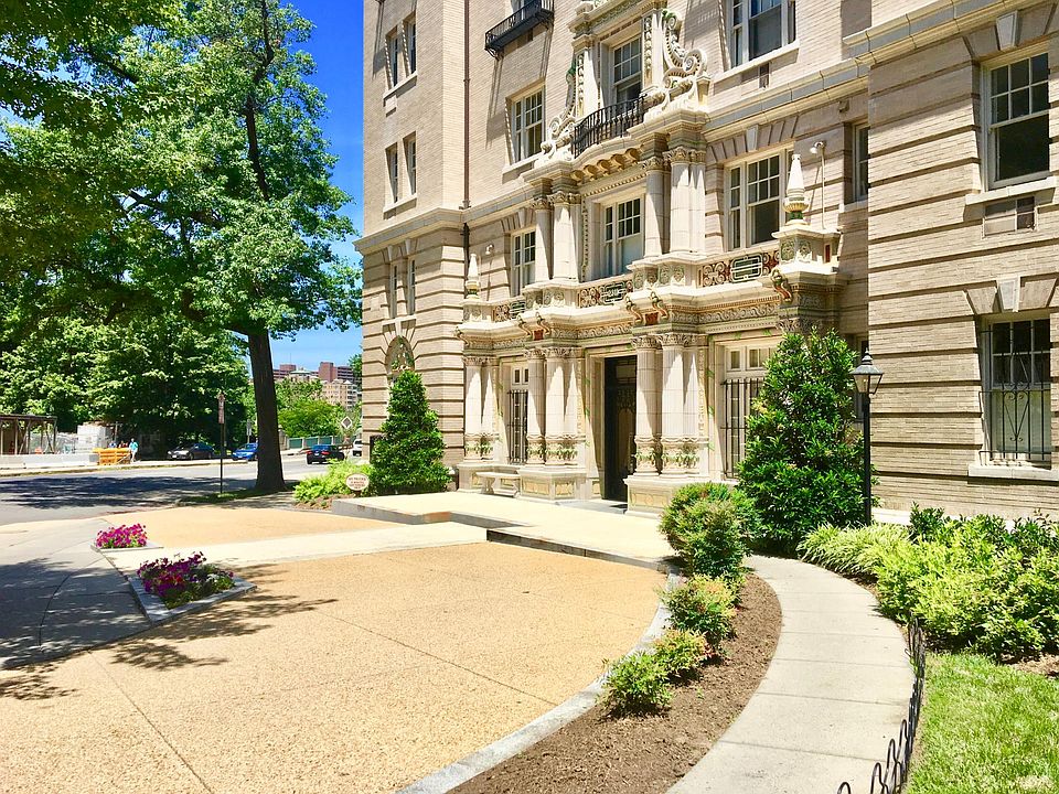 The front entrance drive.