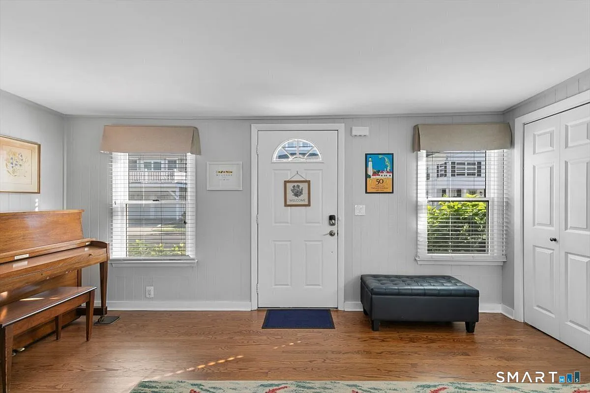 3 bed, 2.0 bath, 1824 sqft, $3,495 — Photo 2