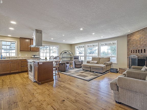 5th image of 1125 NE 11th Ct