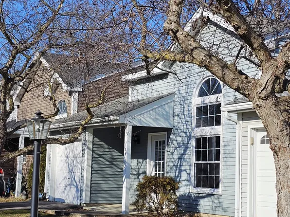 3515 Southport Dr, Island Lake, IL 60042