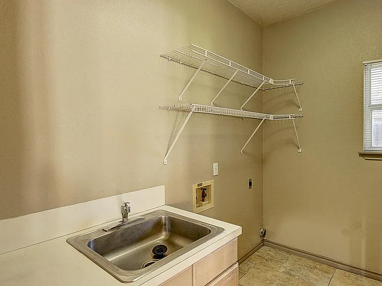 7642 Dallas St — Photo 25