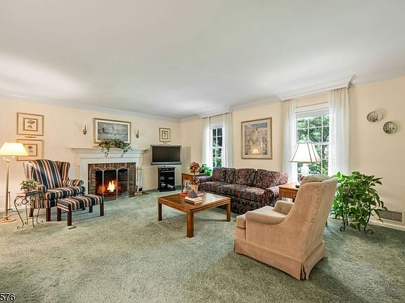5th image of 8 KNOLLWOOD DRIVE