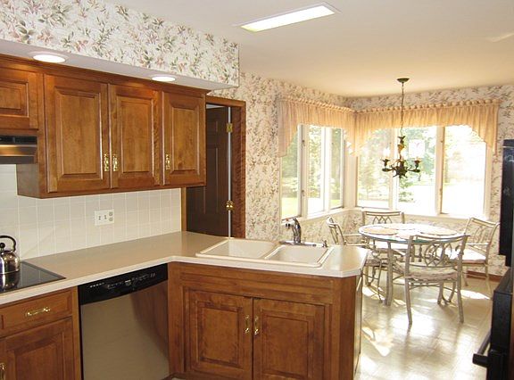 4th image of 735 Country Club Ln