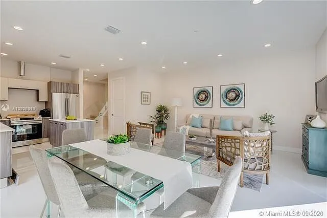 3 bed, 2.5 bath, 1694 sqft, $3,900 — Photo 4
