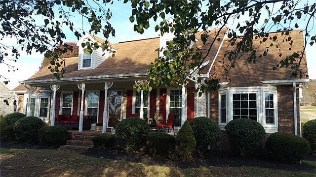 2nd image of 9 Oak Hill Ln