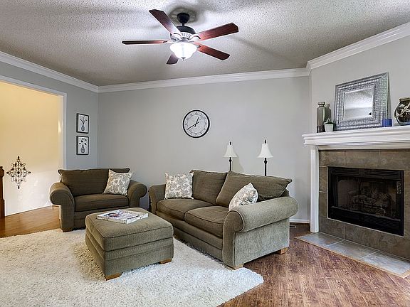 5th image of 805 N Woodridge Ln