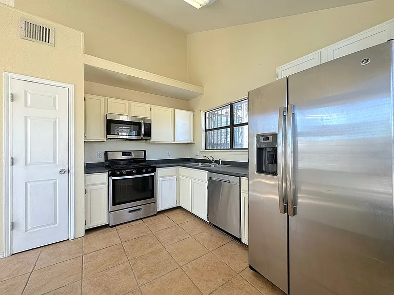 923 Centennial Dr — Photo 8