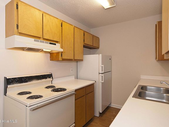 5th image of 4109 Spirea Dr APT J