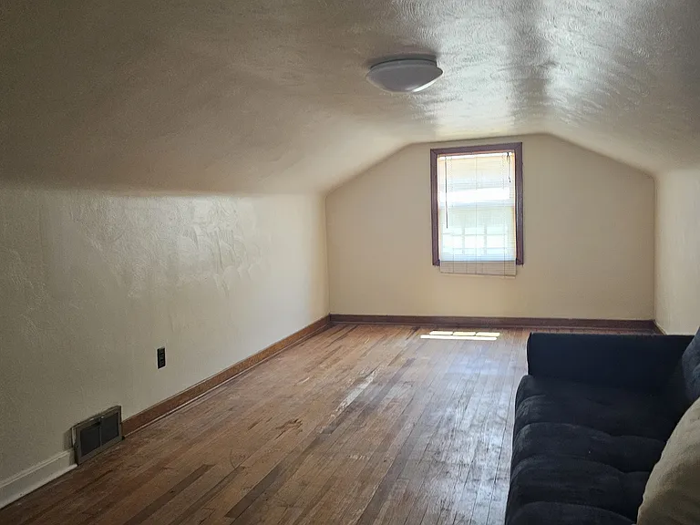 344 1/2 W College St — Photo 9