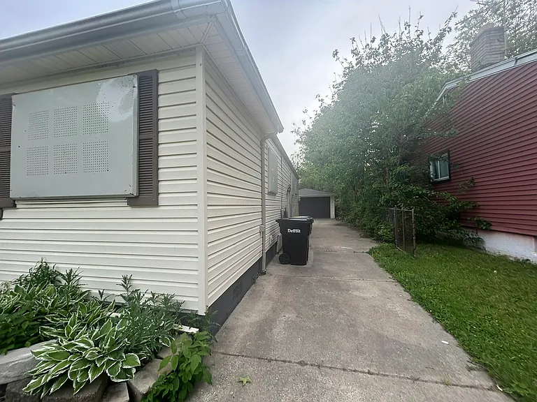 16121 Salem St — Photo 20