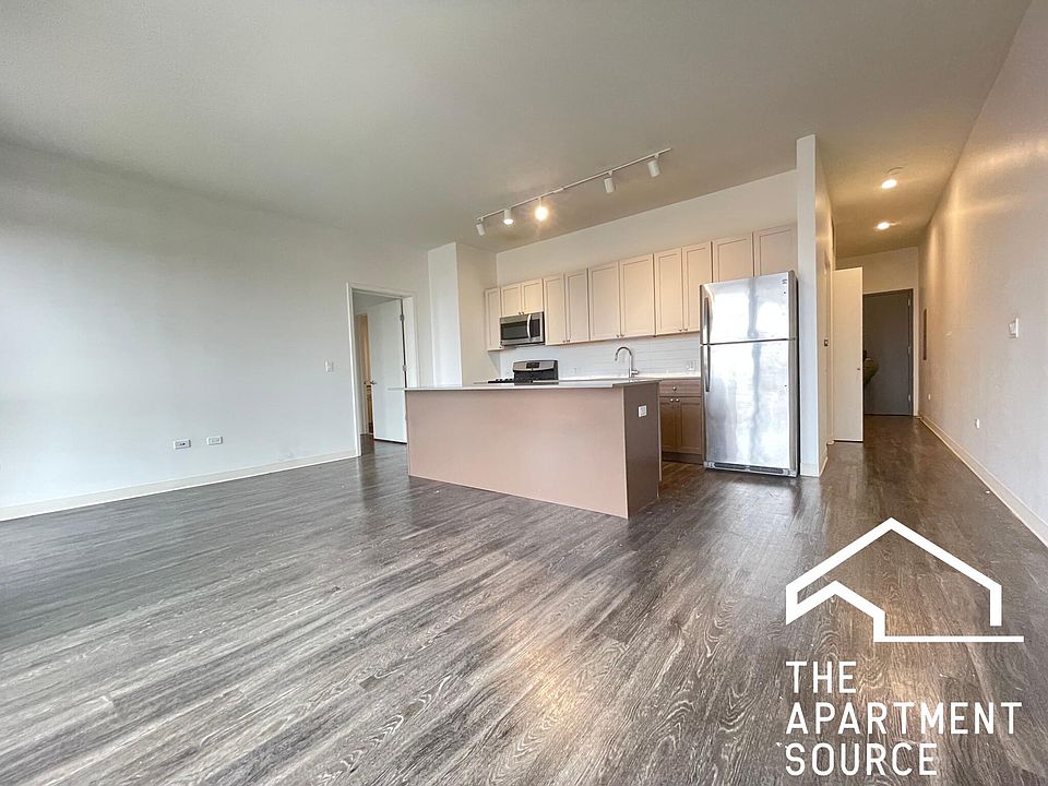 1st image of 826 N Milwaukee Ave #405