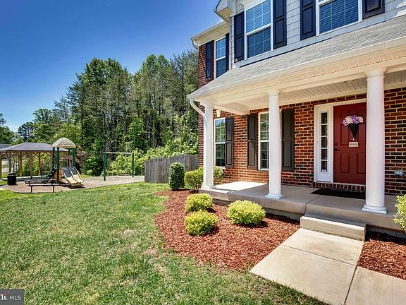 3rd image of 19 Braewood Dr